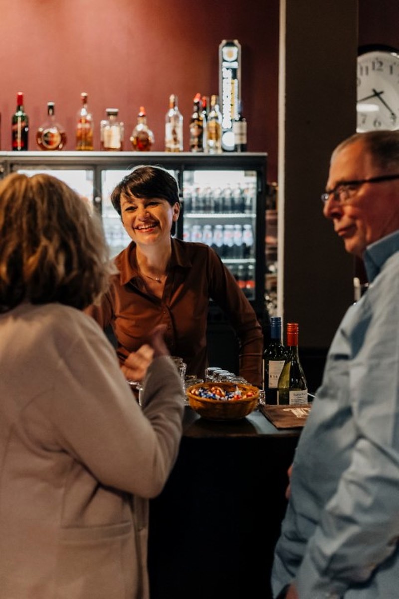 Achter de bar bij Swing Inn