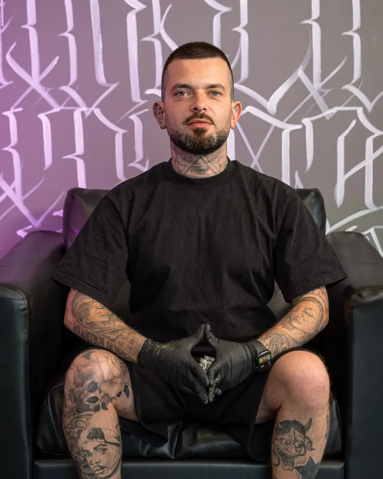 Didson — tattoo-artiest in de studio